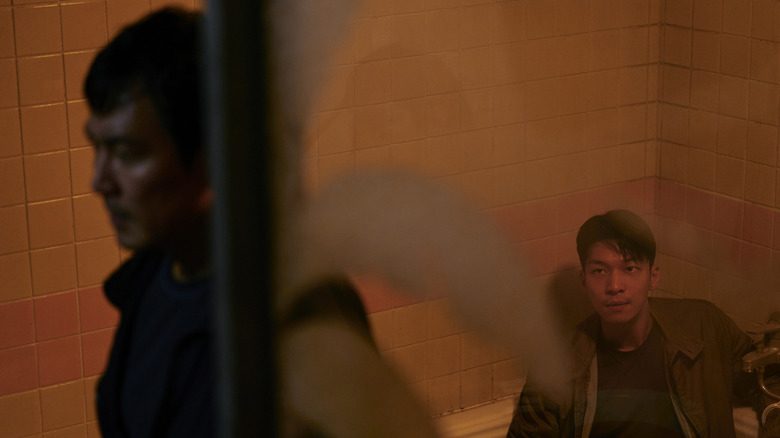 Hwang Jun-ho de Wi Ha-joon y Seong Gi-hun de Lee Jun-jae en el baño en Squid Game