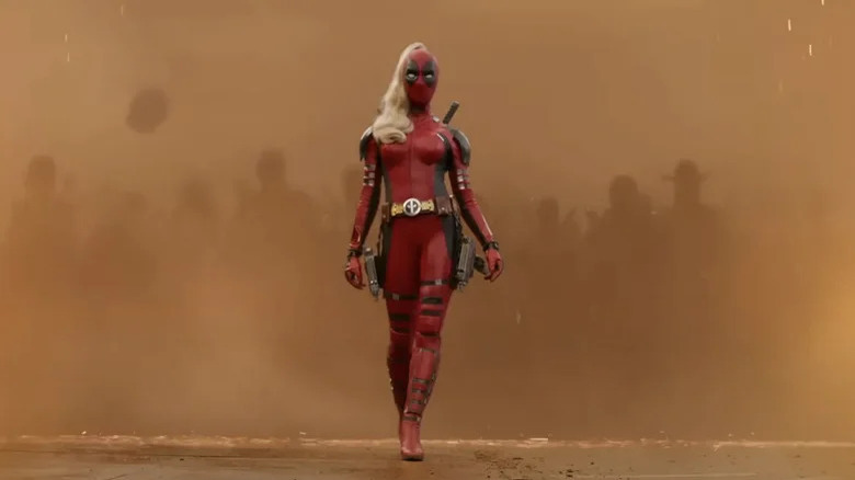 Lady Deadpool emerge de uma névoa laranja em Deadpool & Wolverine