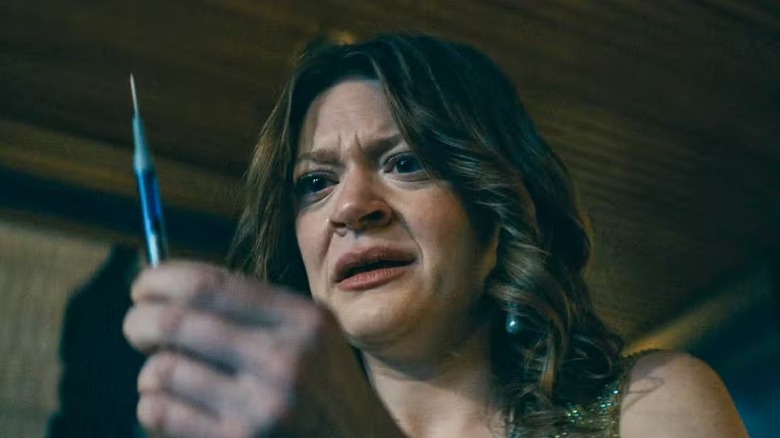 ऍशले बॅरेट (कोल्बी मिनीफी) कंपाउंड व्ही सीरम धारण करत आहे 