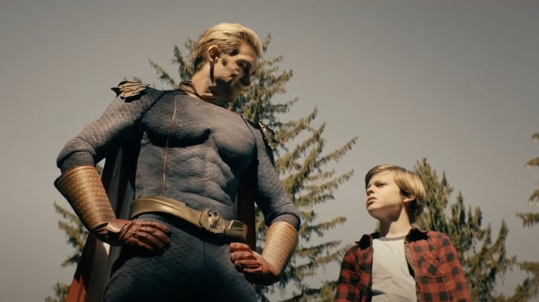 பாய்ஸ், ஹோம்லேண்டர் மற்றும் ரியான் கூரையில் நிற்கிறார்கள்