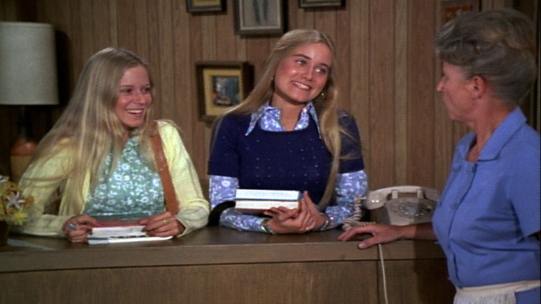 Jan, Marcia, and Alice talking in The Brady Bunch