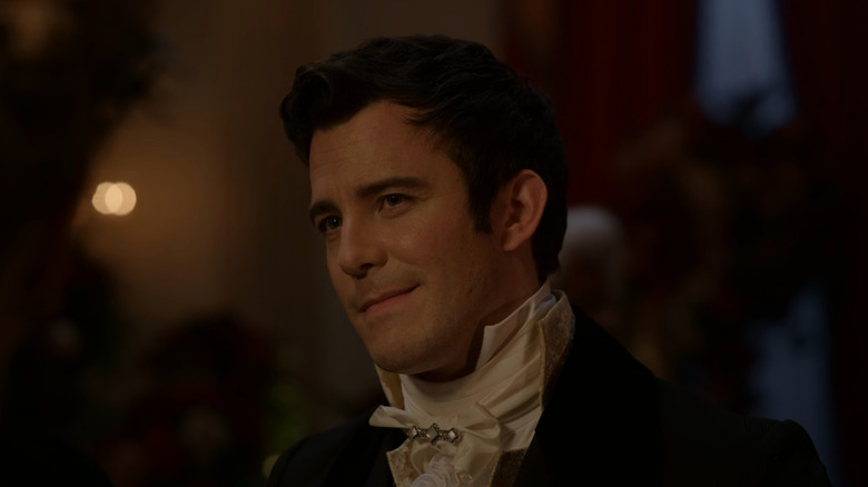 Benedict Bridgerton (Luke Thompson) smirking in Bridgerton