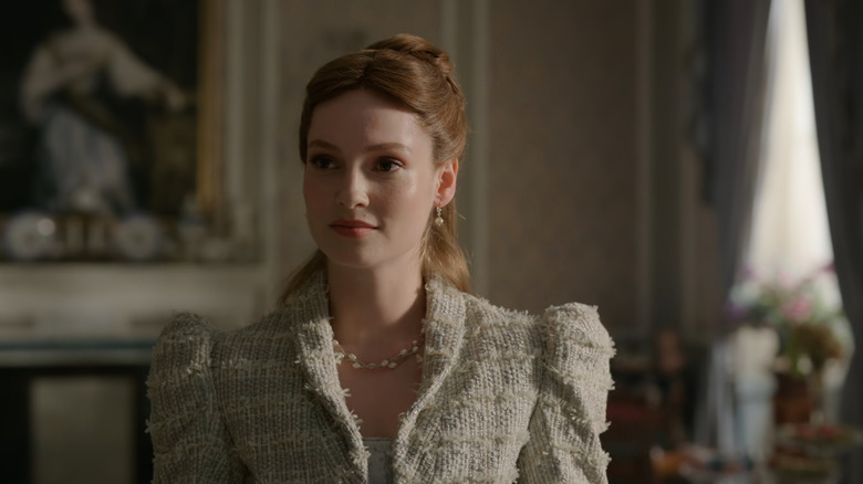Francesca (Hannah Dodd) in drawing room in Bridgerton
