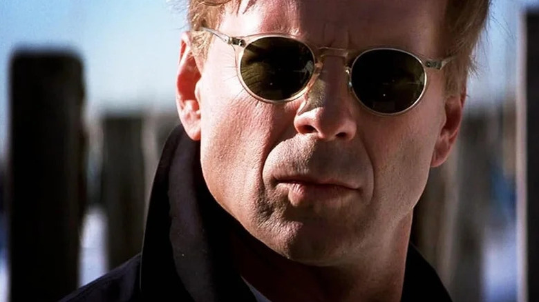 Bruce Willis, desgastado, Shanglulasses e olhar para o chacal sério