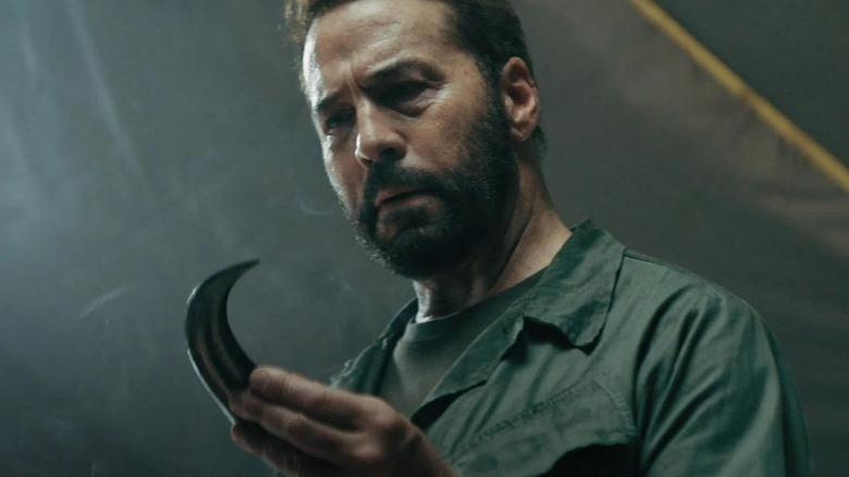 Jeremy Piven as Jericho holding a raptor claw in Primitive War
