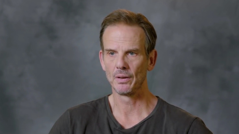 దర్శకుడు పీటర్ బెర్గ్ మైల్ 22 ఫీచర్ ఓవర్‌వాచ్‌లో ఇంటర్వ్యూ చేస్తున్నారు