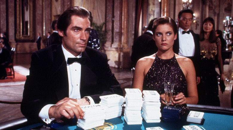 James Bond jogando em um cassino em licença para matar