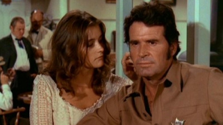 ஜேம்ஸ் கார்னர் ஃபிராங்க் நிக்கோல்ஸாக மார்கோட் கிடருக்கு அருகில் நிக்கோல்ஸில் ரூத் ஆக அமர்ந்திருக்கிறார்