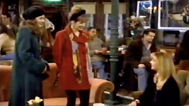 Gloria Utz de Jessica Lundy junto a Hope Davidson de Cynthia Stevenson mientras hablan con Phoebe Buffett de Lisa Kudrow en Hope & Gloria