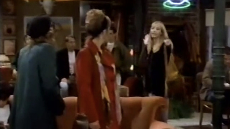 Phoebe Buffey de Lisa Kudrow habla con Gloria Utz de Jessica Lundy y Hope Davidson de Cynthia Stevenson en Hope & Gloria