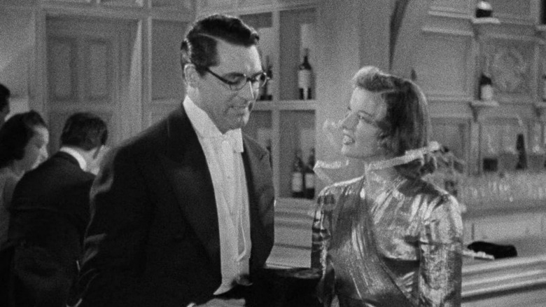 Dr. David Huxley van Cary Grant praat met Susan Vance van Katharine Hepburn in Bringing Up Baby