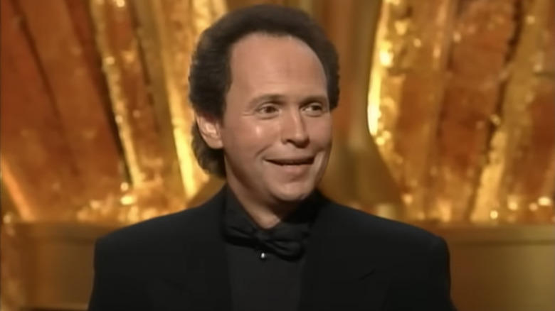 Billy Crystal se usmíval jako hostitel obřadu Oscarů z roku 1993