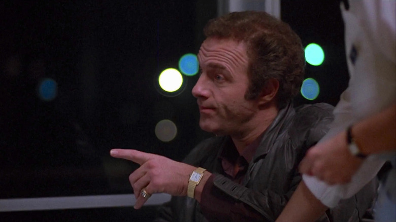Thief James Caan in diner pointing