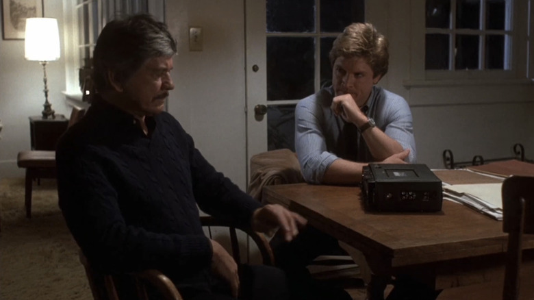 சார்லஸ் ப்ரோன்சனின் டிடெக்டிவ் லியோ கெஸ்லர் 10 முதல் நள்ளிரவு வரை ஒரு மேஜையில் ஆண்ட்ரூ ஸ்டீவன்ஸின் பால் மெக்கனுடன் அமர்ந்திருக்கிறார்