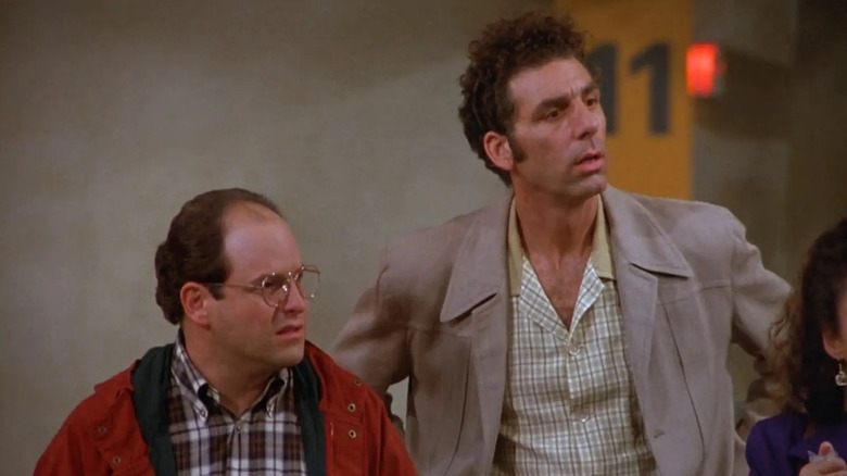George e Kramer parecendo perplexos em um estacionamento em Seinfeld
