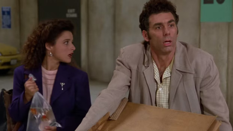 Elaine e Kramer, perdidos em um estacionamento, em Seinfeld