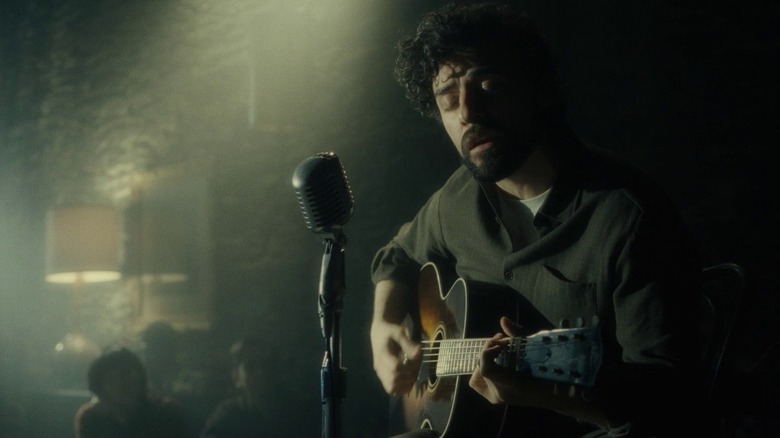 Oscar Isaac's Llewyn Davis plays guitar in Inside Llewyn Davis