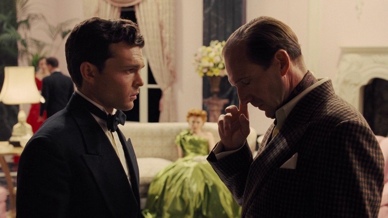 Alden Ehrenreich's Hobie Doyle frustrates Ralph Fiennes' director Laurence Laurentz in Hail, Caesar!