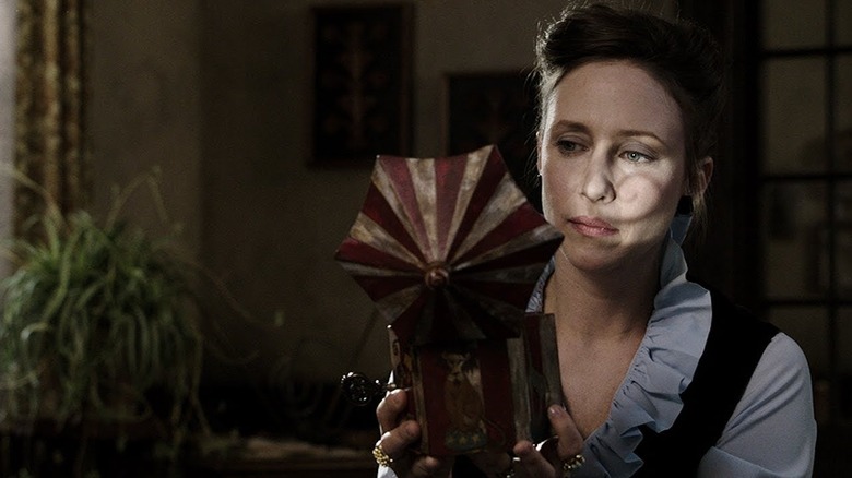Lorraine Warren olha para a caixa de música na conjuração