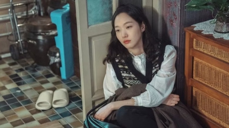 Oh In-joo (Kim Go-eun) sits forlorn in a corner in Little Women