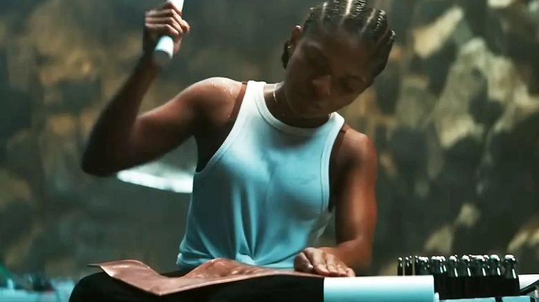 Riri Williams hammering