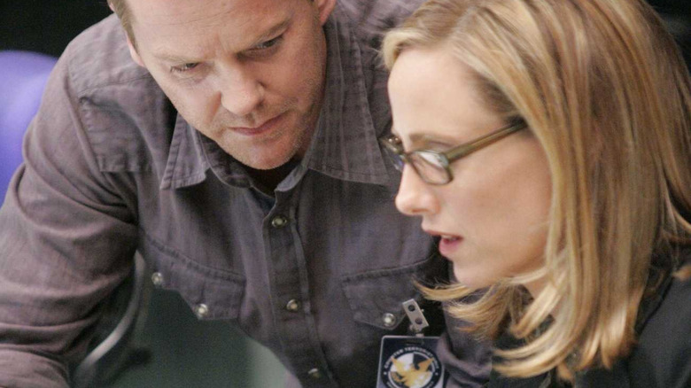 Jack Bauer looks at the computer's shoulder in Ctu.