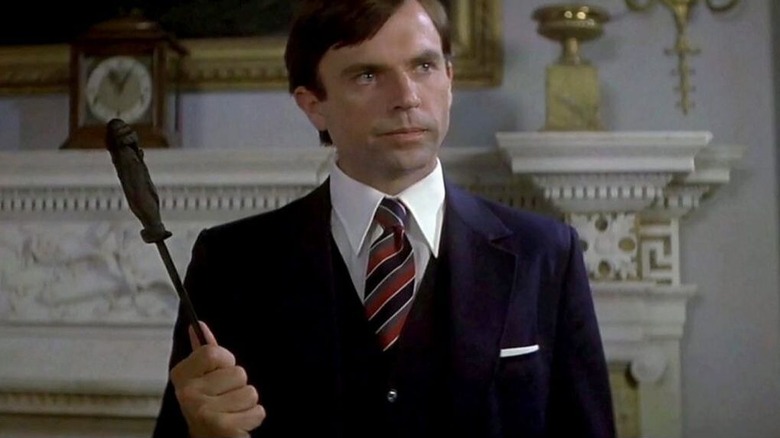 Damian Thorne sostiene una daga antigua en The Omen III: Final Conflict