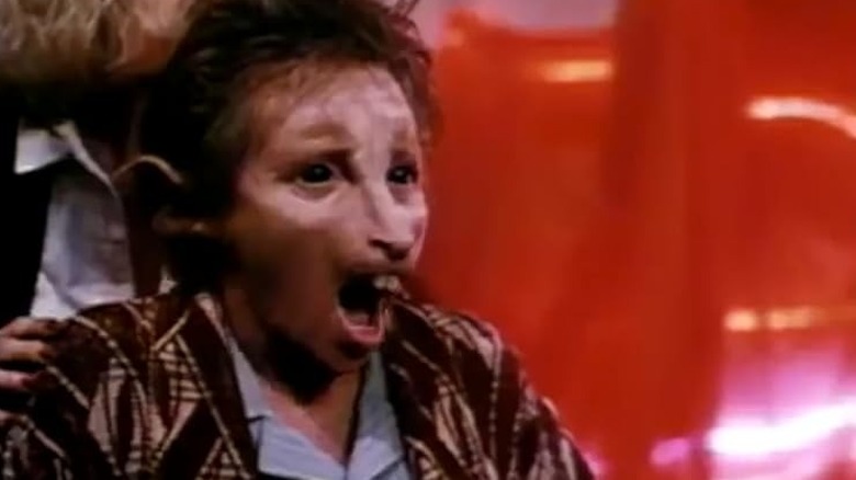 Eugene em pânico em um espelho em Ratboy