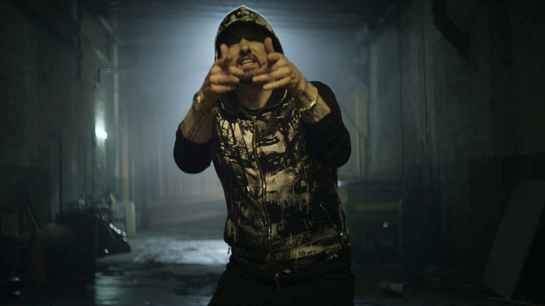 Eminem se tranca no videoclipe de veneno