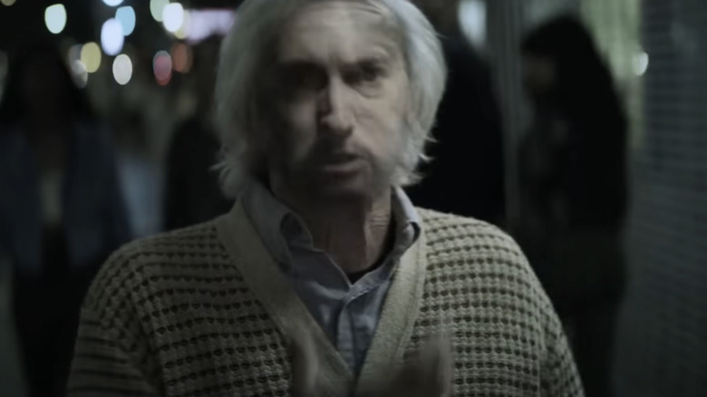 O rosto de Eminem é sobreposto a um homem idoso no videoclipe do veneno