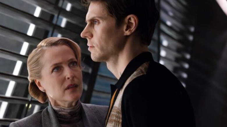 கில்லியன் ஆண்டர்சனின் எலிசபெத் ட்ரோன்: ஏரெஸில் ஜூலியனை எதிர்கொள்கிறார்