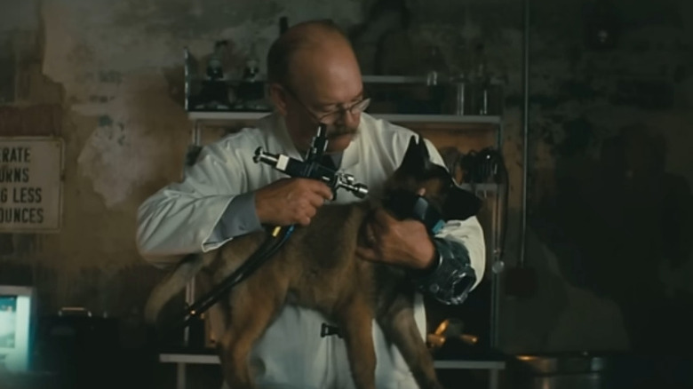 Een wetenschapper injecteert een arme graaf met een experimenteel medicijn in Fallout