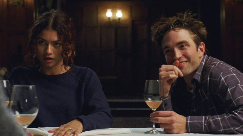 ఎమ్మా మరియు చార్లీ ది డ్రామాలో విందులో మైక్ మరియు రాచెల్‌తో మాట్లాడుతున్నారు