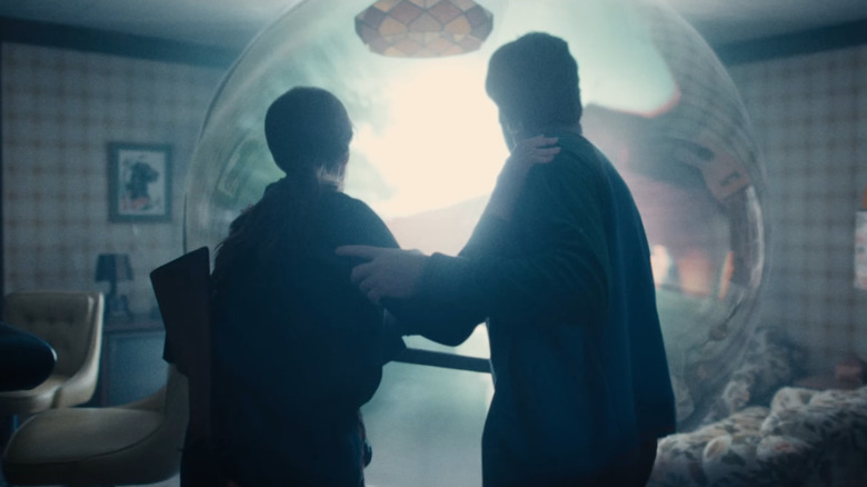 Anne Hathaway as Denise Platt and Ewan McGregor as Greg Platt staring at the time bubble in The End of Oak Street