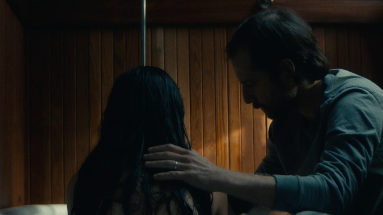 Kentucker Audley consuela a Jennifer Kim en Somewhere Quiet