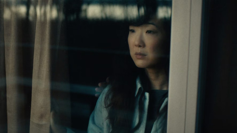 Jennifer Kim mira por la ventana en un lugar tranquilo