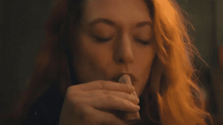 Marin Ireland besa un pulgar en Somewhere Quiet