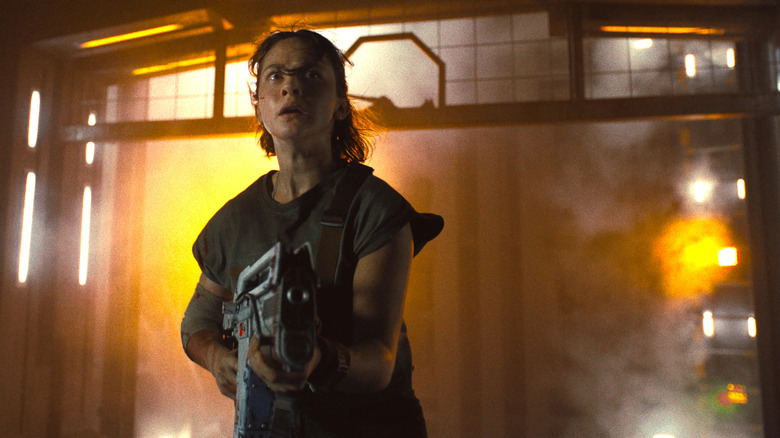 Rain (Cailee Spaeny) holds a gun in Alien: Romulus