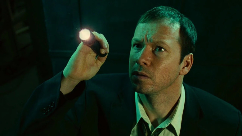 Donnie Whalberg as Detective Matthews holding a flashlight in Saw 2