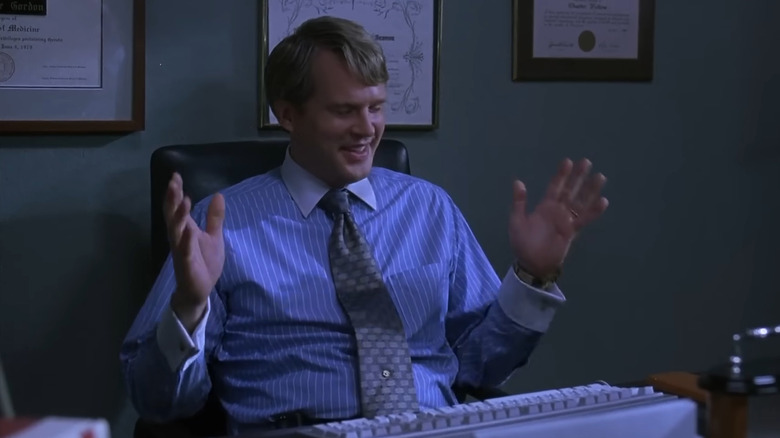 Cary Elwes as Dr. Gordon in his office in Saw