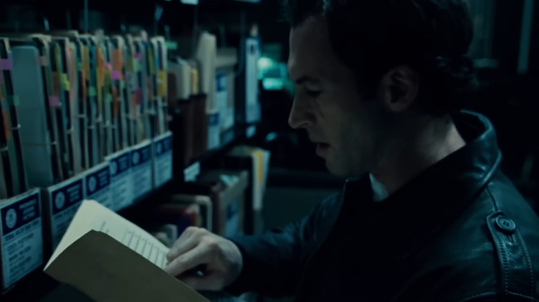Scott Patterson as Strahm reading evidence in Saw 5