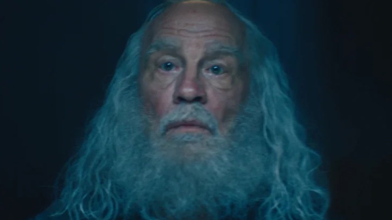 John Malkovich como fantasma rojo con barba y cabello largo
