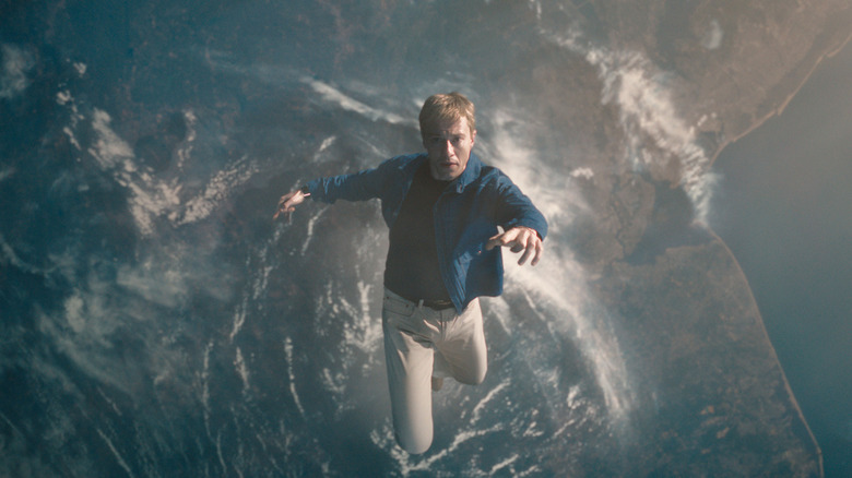 Joseph Quinn in the role of Johnny Storm fly in the stratosfir in Fantastic Four: First Steps