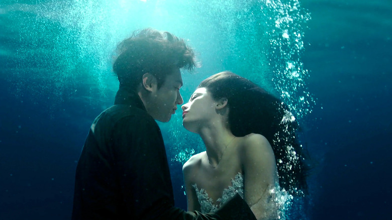 Heo Joon-jae (Lee Min-ho) kisses Se-hwa (Jun Ji-hyun) underwater in The Legend of the Blue Sea