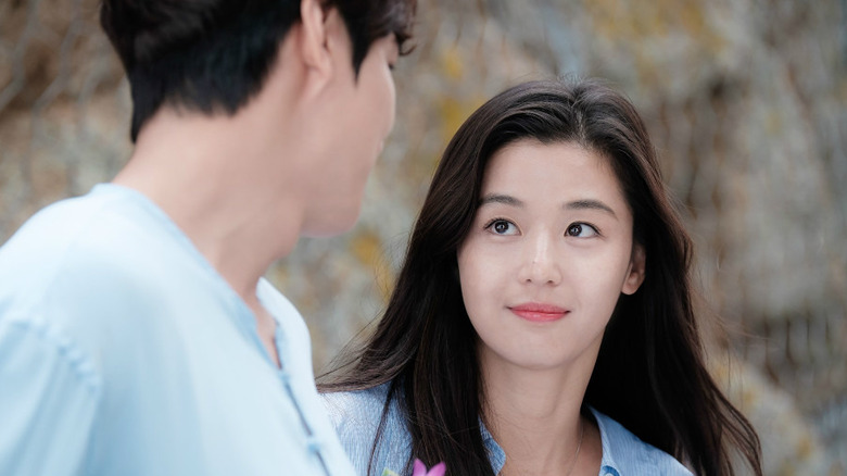 Shim Cheong (Jun Ji-hyun) smiles at Heo Joon-jae (Lee Min-ho) in The Legend of the Blue Sea