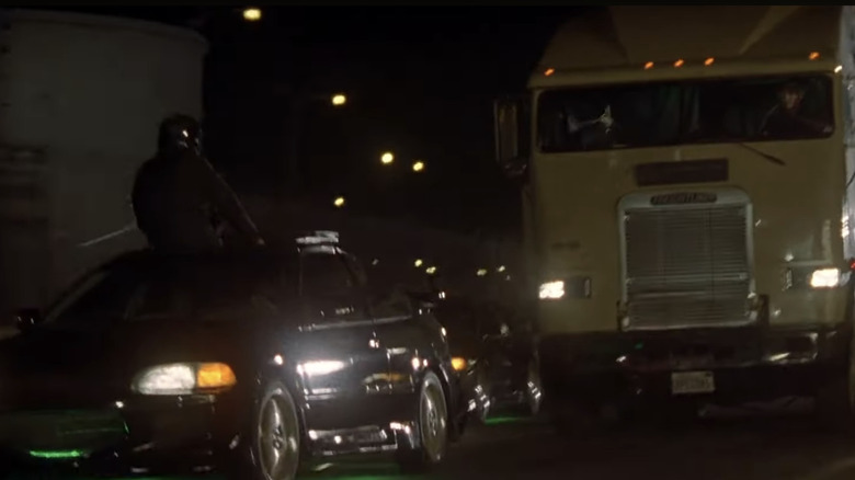 హోండా సివిక్స్ ది ఫాస్ట్ అండ్ ది ఫ్యూరియస్‌లో లాస్ ఏంజెల్స్ గుండా రాత్రి వేళల్లో సెమీ ట్రక్కును చుట్టుముట్టింది