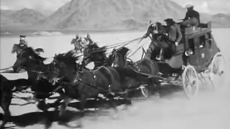 స్టేజ్‌కోచ్‌లోని ఎడారి మైదానంలో ప్రయాణిస్తున్నప్పుడు అపాచెస్ స్టేజ్‌కోచ్‌ను చుట్టుముట్టింది