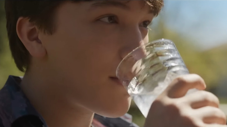 Charlie bebendo a limonada proibida no destino final: linhagens de sangue