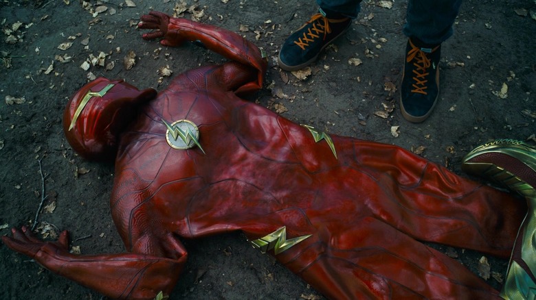 ది ఫ్లాష్‌లో ఖాళీ ఫ్లాష్ సూట్ నేలపై మోగింది