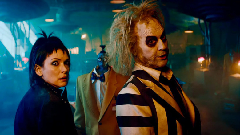Beetlejuice y Lydia lucen en estado de shock.